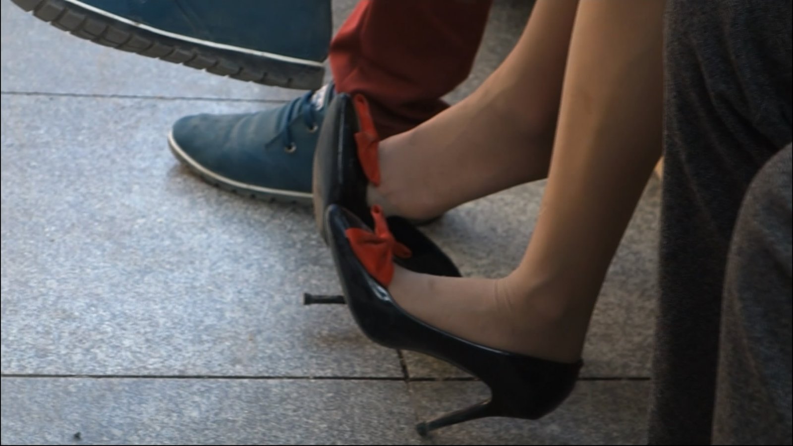 &quot; Dangling girl do something carefully &quot;